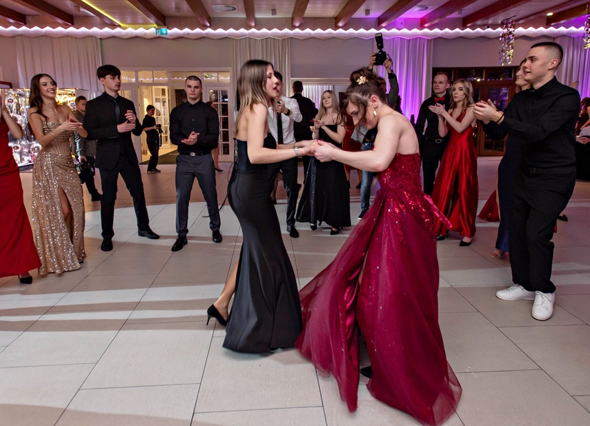 "Jest energia na dobrą imprezę!" Studniówka ZSEiO zdjęcie nr 343800