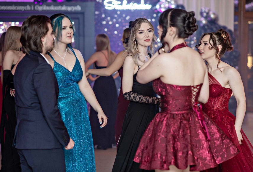 "Jest energia na dobrą imprezę!" Studniówka ZSEiO zdjęcie nr 343771