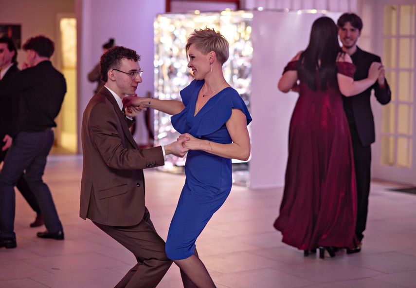 "Jest energia na dobrą imprezę!" Studniówka ZSEiO zdjęcie nr 343780