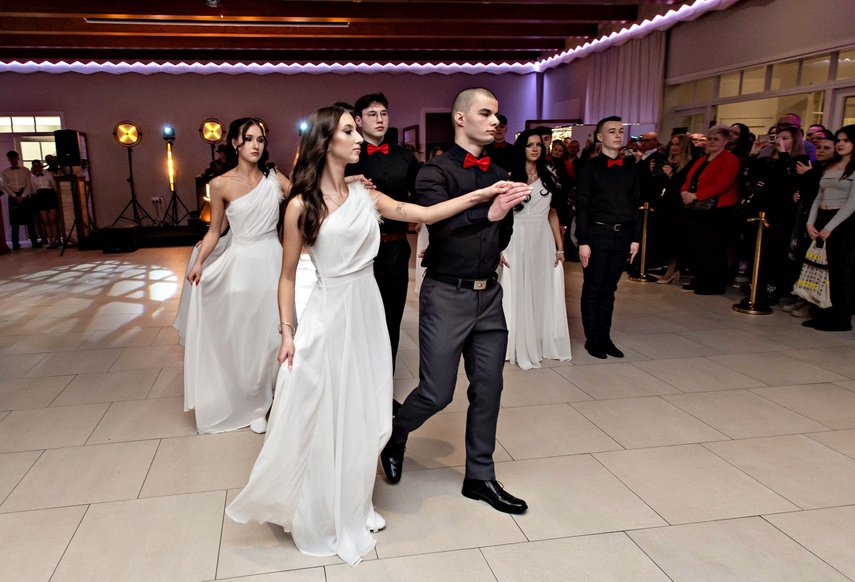 "Jest energia na dobrą imprezę!" Studniówka ZSEiO zdjęcie nr 343707