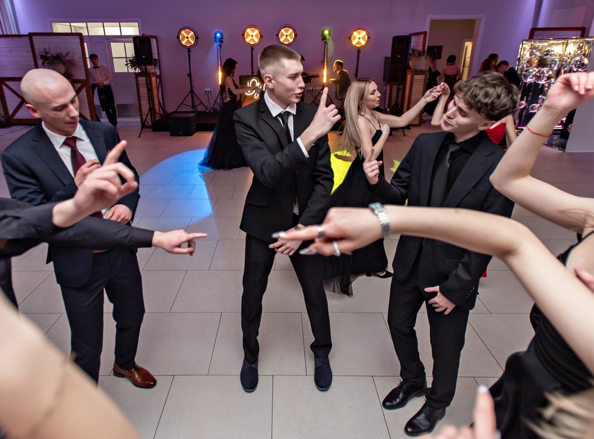 "Jest energia na dobrą imprezę!" Studniówka ZSEiO zdjęcie nr 343838