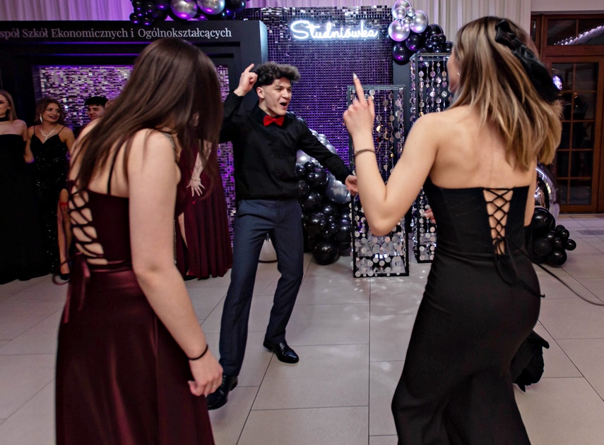 "Jest energia na dobrą imprezę!" Studniówka ZSEiO zdjęcie nr 343793