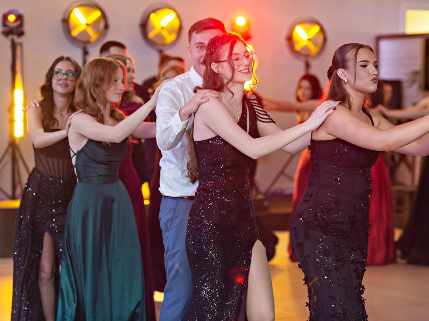 "Jest energia na dobrą imprezę!" Studniówka ZSEiO zdjęcie nr 343822