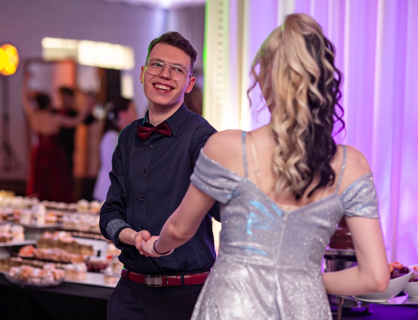 "Jest energia na dobrą imprezę!" Studniówka ZSEiO zdjęcie nr 343785