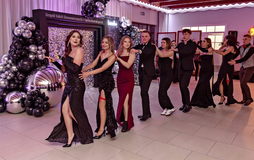 "Jest energia na dobrą imprezę!" Studniówka ZSEiO zdjęcie nr 343814