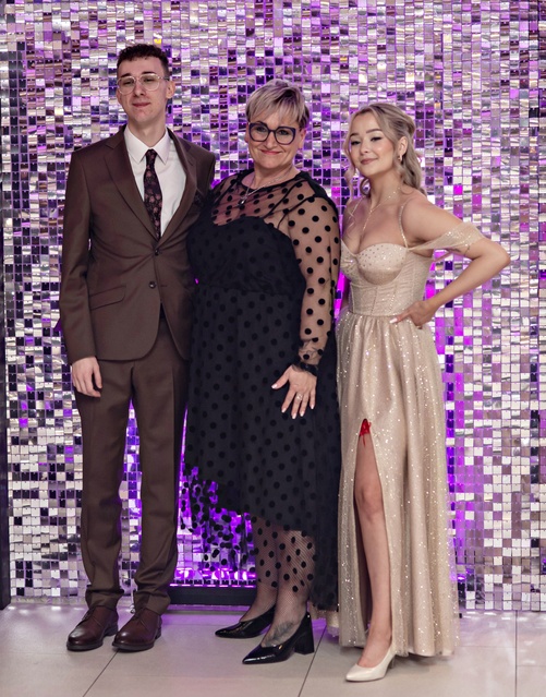 "Jest energia na dobrą imprezę!" Studniówka ZSEiO zdjęcie nr 343737