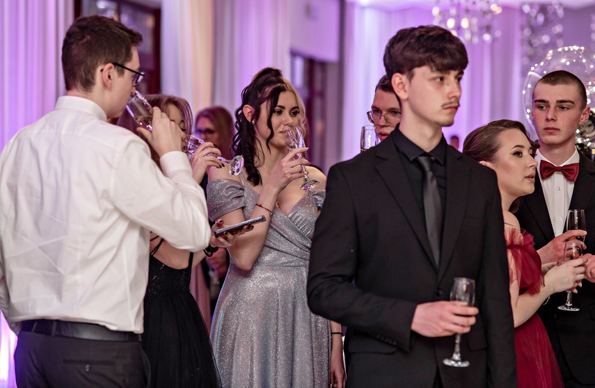 "Jest energia na dobrą imprezę!" Studniówka ZSEiO zdjęcie nr 343729