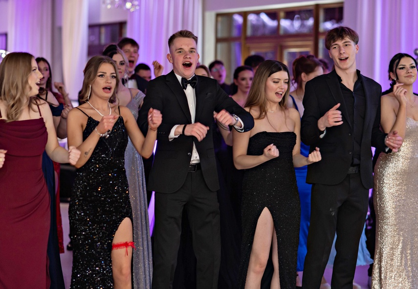 "Jest energia na dobrą imprezę!" Studniówka ZSEiO zdjęcie nr 343835