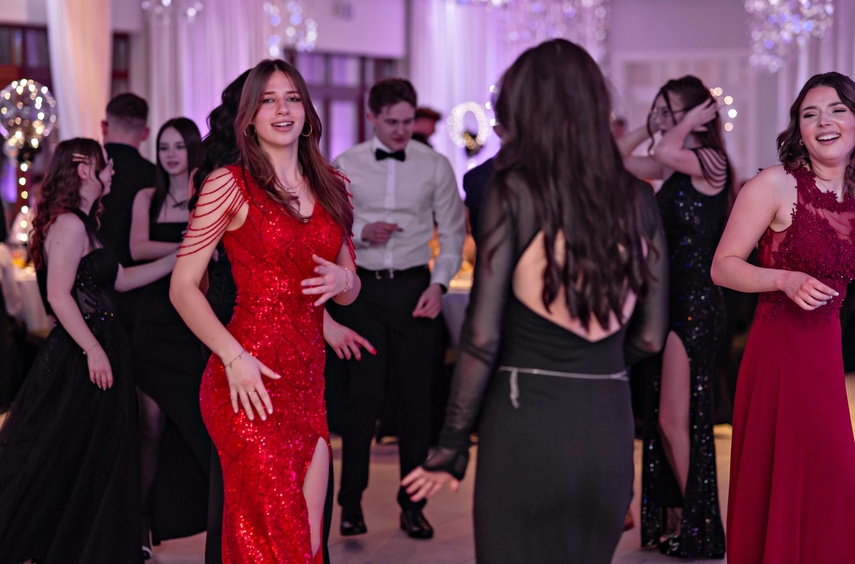 "Jest energia na dobrą imprezę!" Studniówka ZSEiO zdjęcie nr 343806