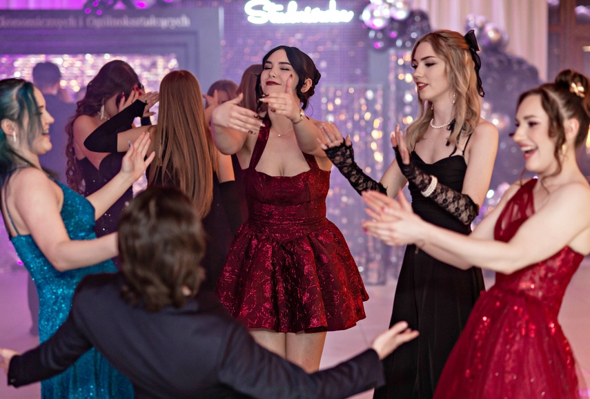 "Jest energia na dobrą imprezę!" Studniówka ZSEiO zdjęcie nr 343773