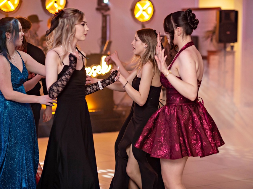 "Jest energia na dobrą imprezę!" Studniówka ZSEiO zdjęcie nr 343789