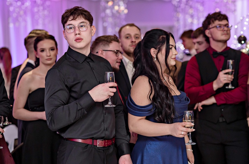 "Jest energia na dobrą imprezę!" Studniówka ZSEiO zdjęcie nr 343727