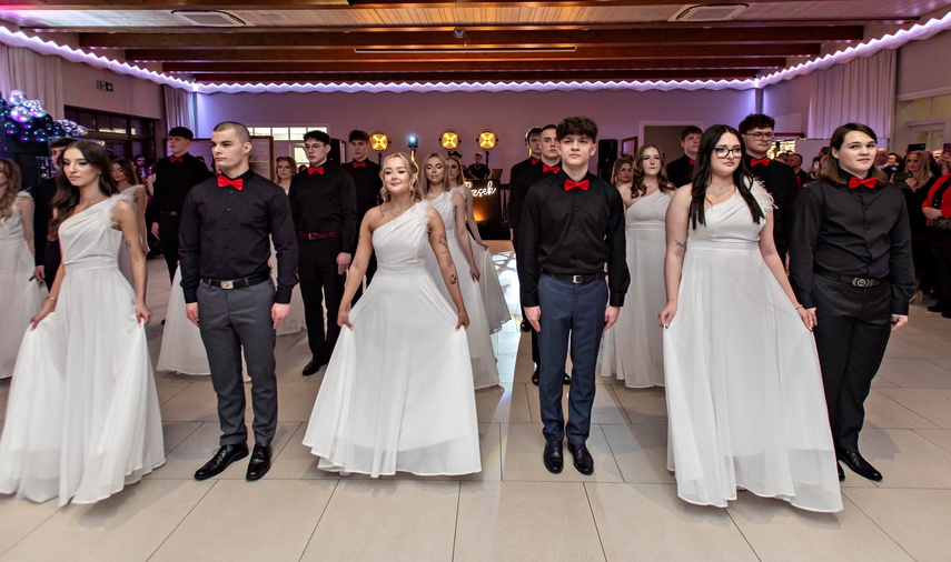 "Jest energia na dobrą imprezę!" Studniówka ZSEiO zdjęcie nr 343705