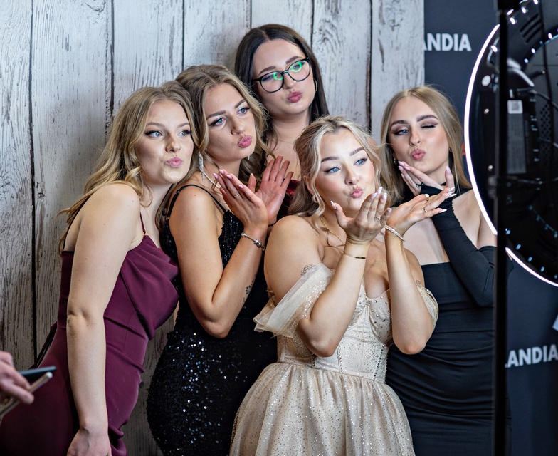 "Jest energia na dobrą imprezę!" Studniówka ZSEiO zdjęcie nr 343846