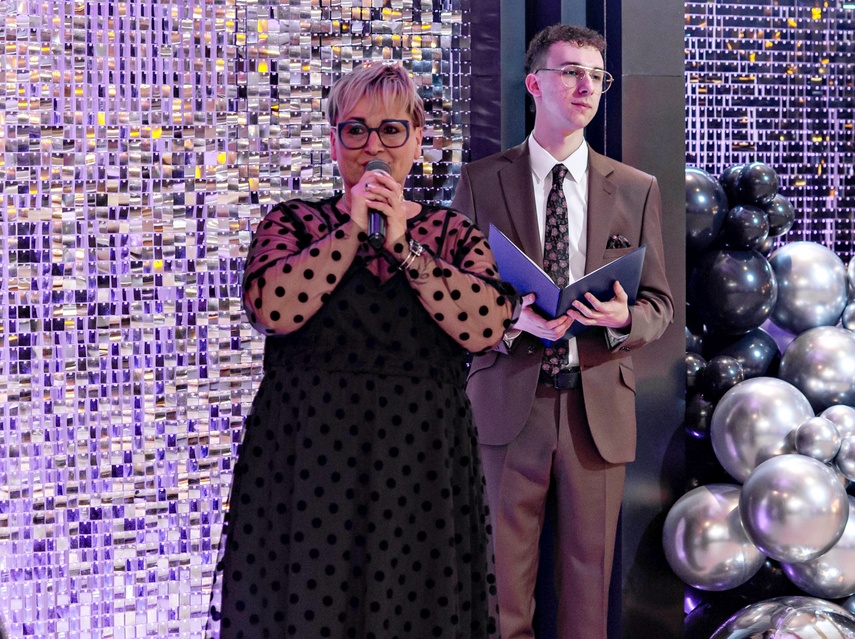 "Jest energia na dobrą imprezę!" Studniówka ZSEiO zdjęcie nr 343718