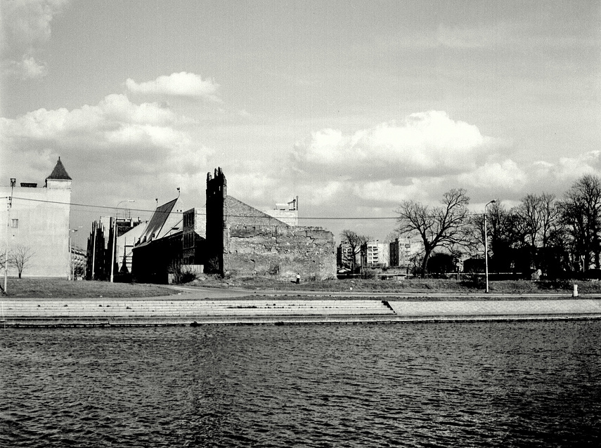 Wjazd do ulicy Wigilijnej, w oddali widać budynek Biblioteki Elbląskiej. Nazwę ul. św. Ducha fragment ul. Wigilijnej