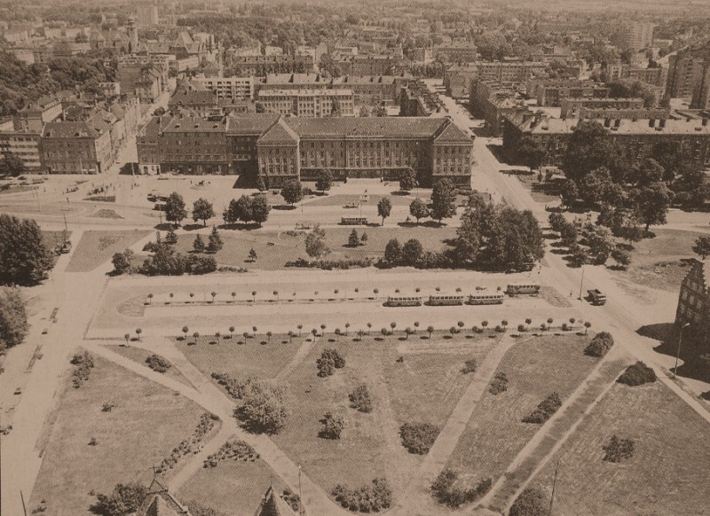 Widok z wieży kościoła pw. św. Mikołaja na plac Słowiański; na pierwszym planie robotniczy Zamechu (późniejszy