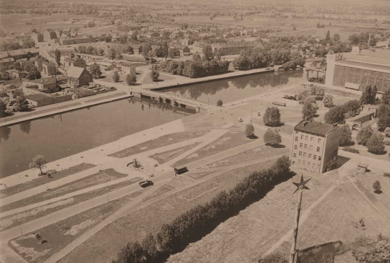 Widok z wieży kościoła pw. św. Mikołaja, na Most Niski