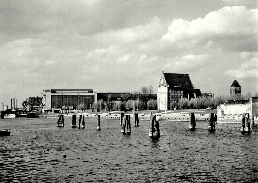 Wspomniane wcześniej pale i przyczółek po Moście Wysokim. Most zostanie odbudowany w latach 80., jako kładka dla