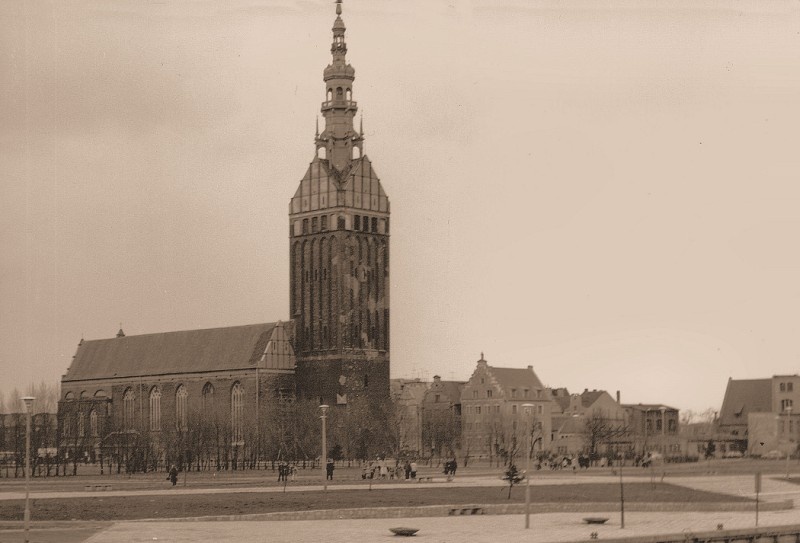 Brzeg rzeki był jednym z ulubionych miejsc spacerów.  Odbudowa Starego Miasta rozpoczęła się od okolic kościoła.