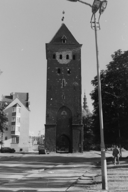 Symbol bohaterskiej walki z Krzyżakami - Brama Targowa, fragment średniowiecznych umocnień Starego Miasta. Takich bram