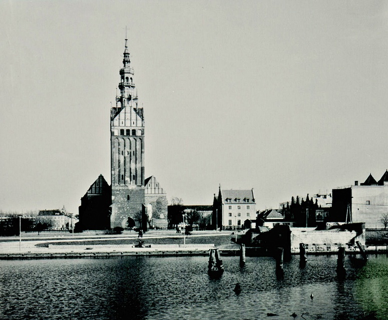 Wieża kościoła pw. św. Mikołaja jest najwyższą wieżą w Polsce po prawej stronie Wisły. Ma 97 metrów wysokości.