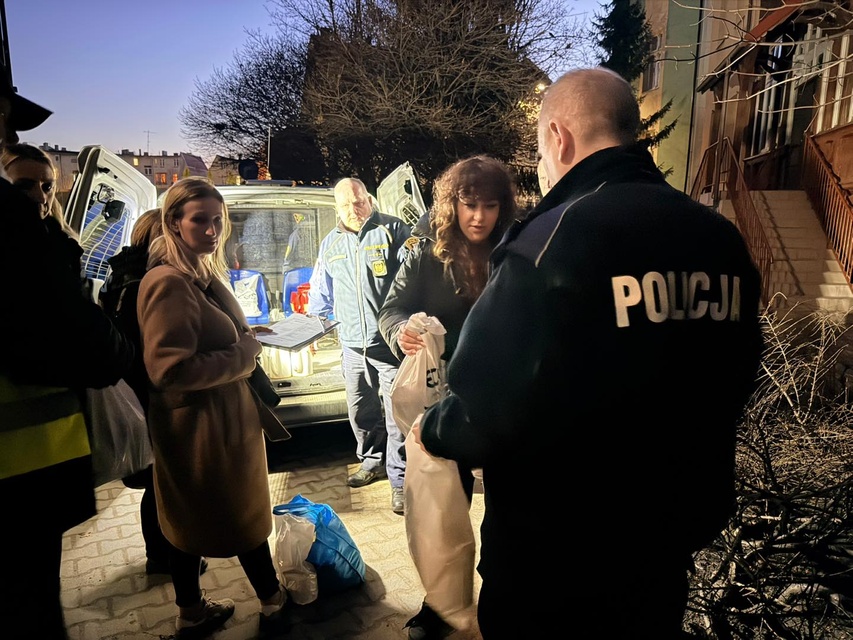 Po zmroku jeździli po mieście, licząc i pomagając bezdomnym zdjęcie nr 344159