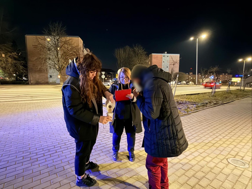Po zmroku jeździli po mieście, licząc i pomagając bezdomnym zdjęcie nr 344166