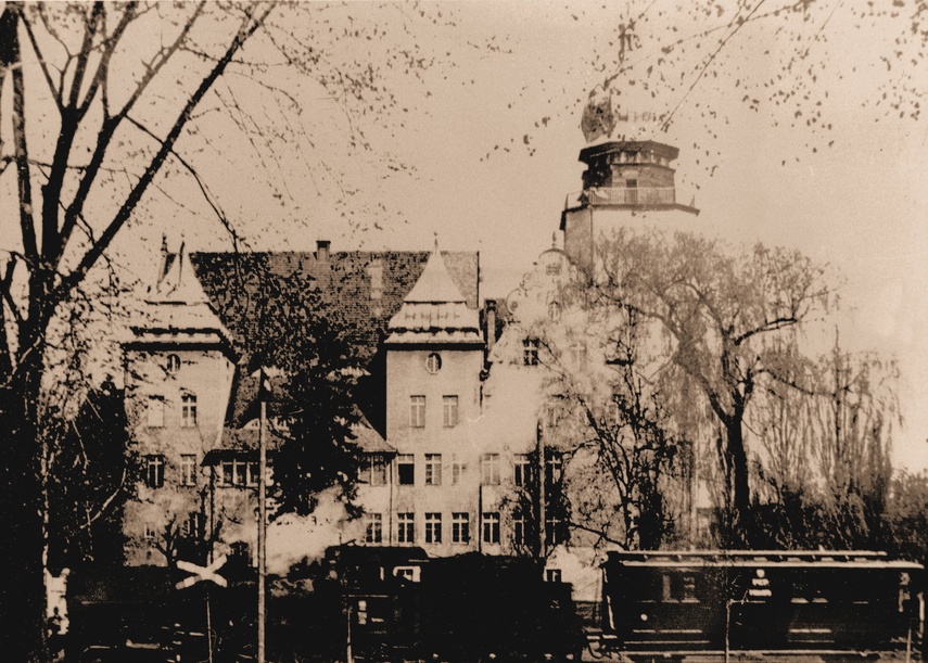 Pociąg przed Urzędem Miejskim