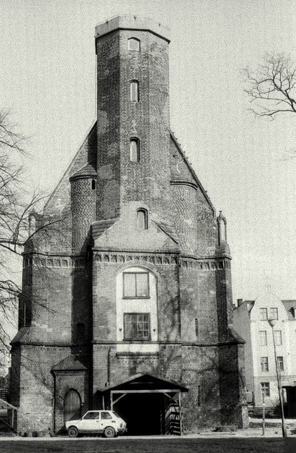 Ikona polskiej motoryzacji - Fiat 126p przy kościele Bożego Ciała (wówczas mieścił się tu dom kultury Pegaz)