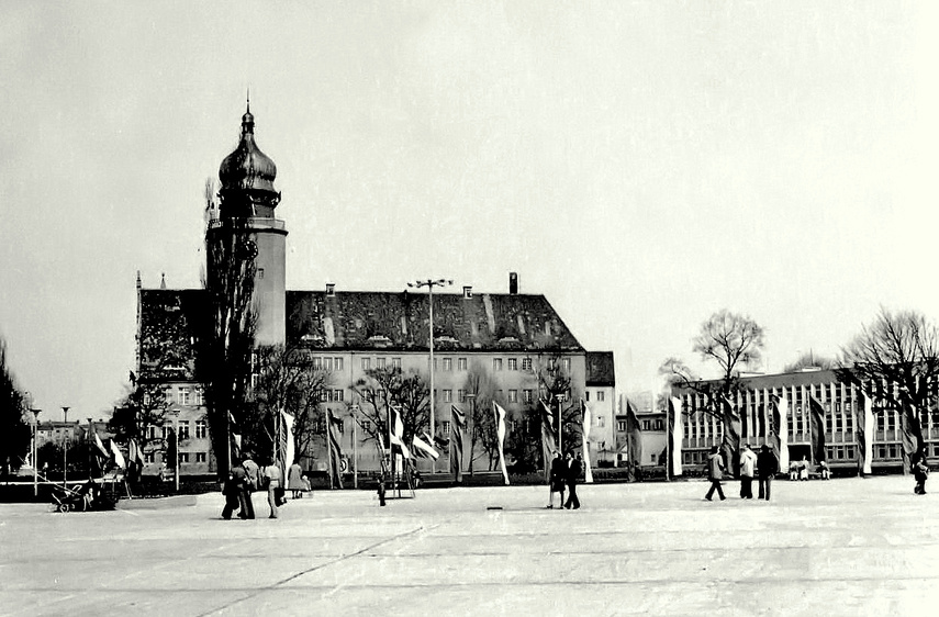 Z lewej Urząd Miejski, z prawej Szkoła Muzyczna. Fotograf stoi na Placu Jedności Narodowej zwyczajowo nazywanym Placem