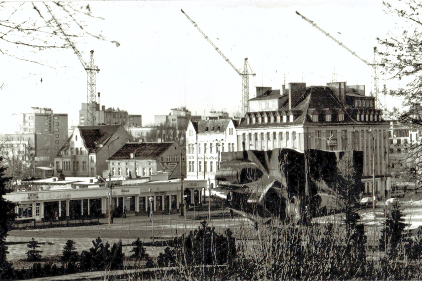 Pomnik Odrodzenia i pawilony handlowe przy ul. Parkowej/21 Października (dziś ul. 3 Maja/Grobla św. Jerzego)