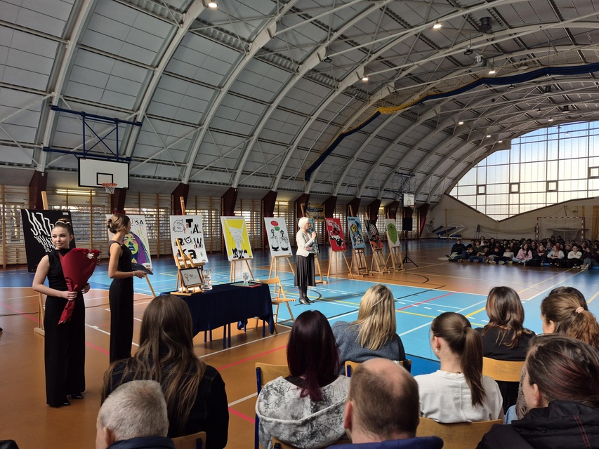 Elbląg zapisany w plakacie – wyjątkowy wernisaż Janusza Kozaka w III LO zdjęcie nr 344830