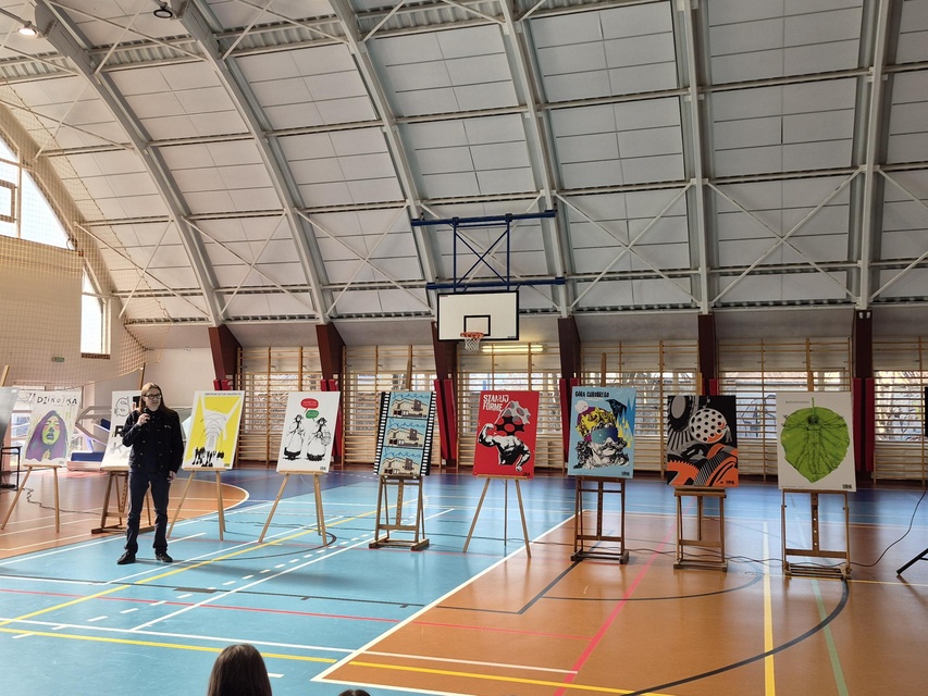 Elbląg zapisany w plakacie – wyjątkowy wernisaż Janusza Kozaka w III LO zdjęcie nr 344834