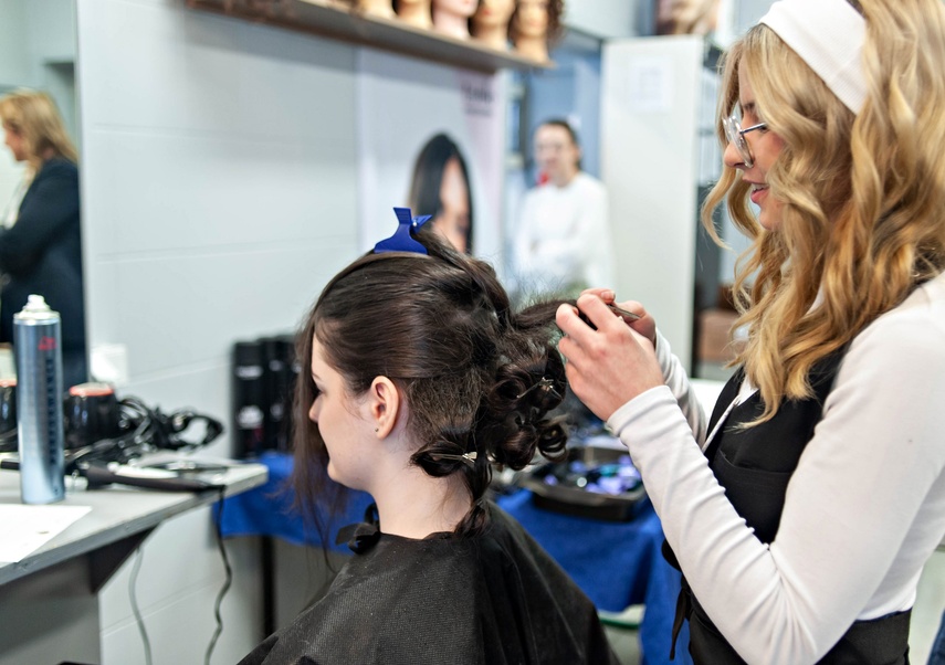 Naprawić samochód i uczesać modelkę zdjęcie nr 345143