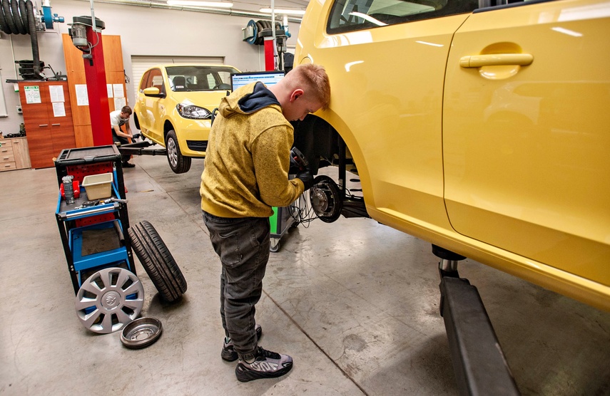 Naprawić samochód i uczesać modelkę zdjęcie nr 345128