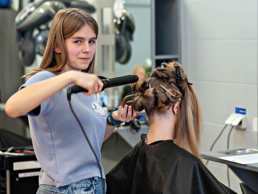 Naprawić samochód i uczesać modelkę zdjęcie nr 345136