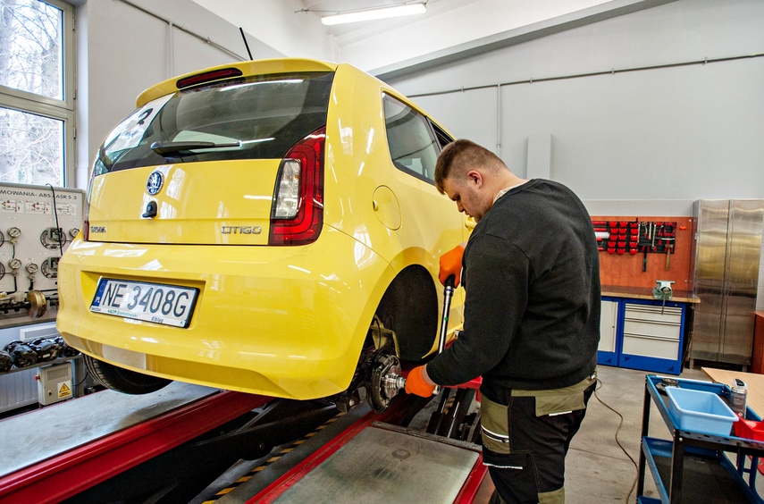 Naprawić samochód i uczesać modelkę zdjęcie nr 345127