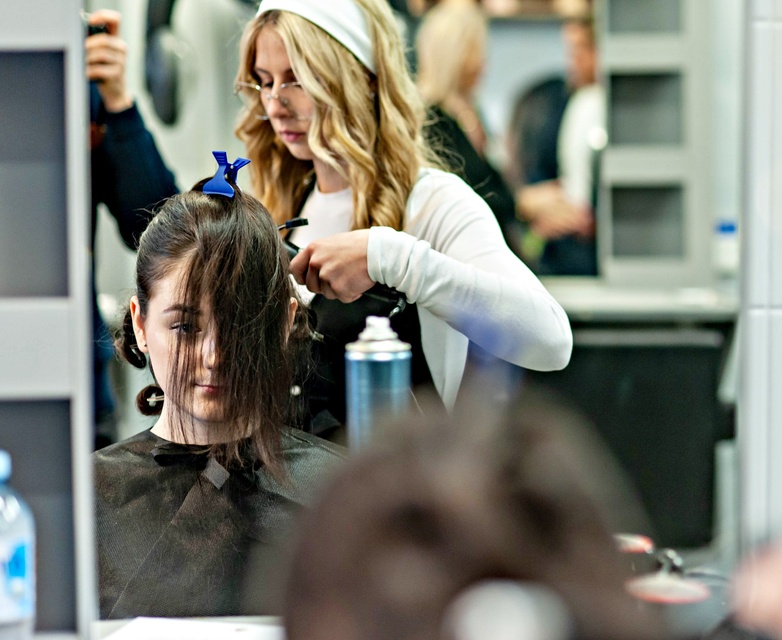 Naprawić samochód i uczesać modelkę zdjęcie nr 345141