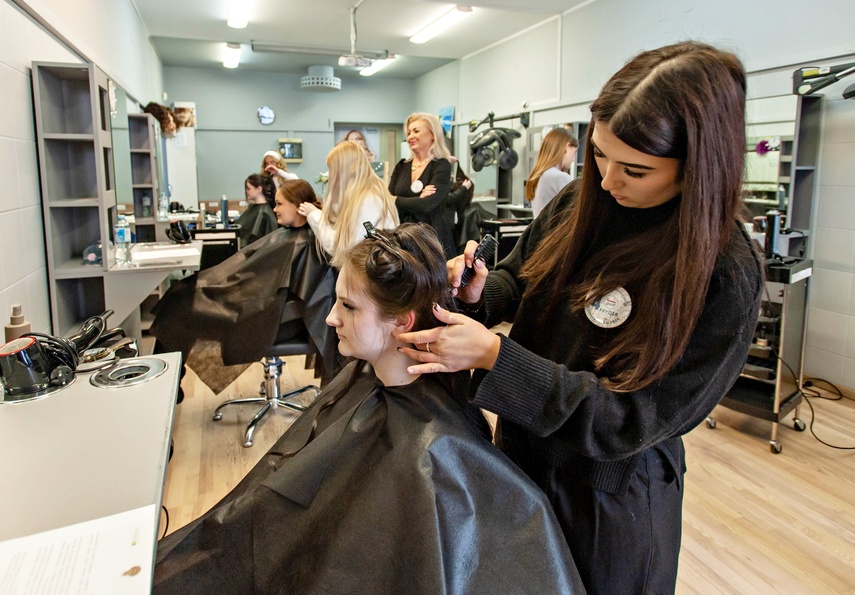 Naprawić samochód i uczesać modelkę zdjęcie nr 345139