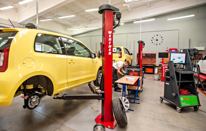 Naprawić samochód i uczesać modelkę zdjęcie nr 345126