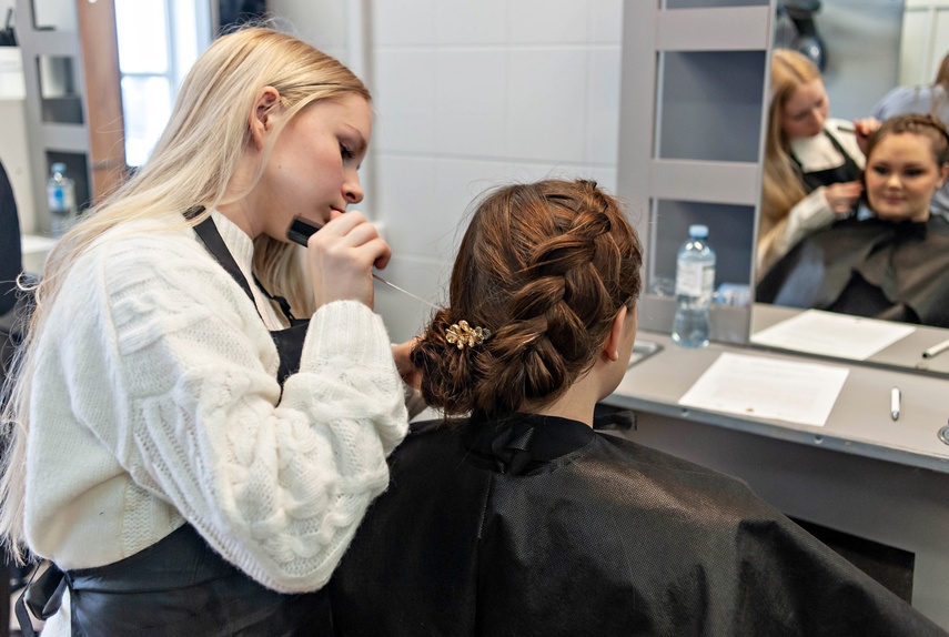 Naprawić samochód i uczesać modelkę zdjęcie nr 345145