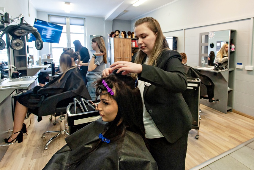 Naprawić samochód i uczesać modelkę zdjęcie nr 345133