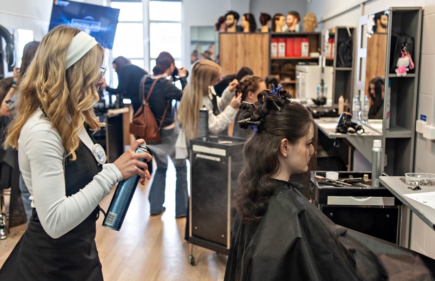 Naprawić samochód i uczesać modelkę zdjęcie nr 345147