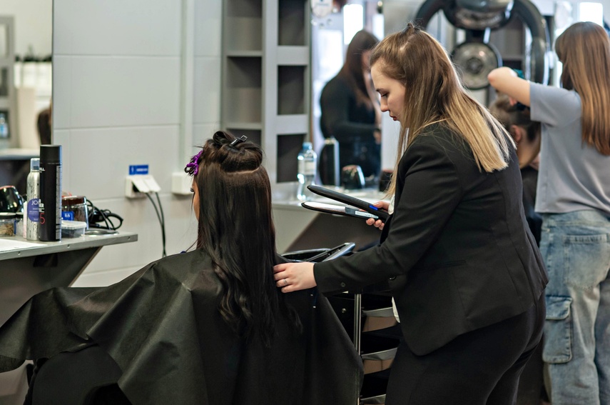 Naprawić samochód i uczesać modelkę zdjęcie nr 345130