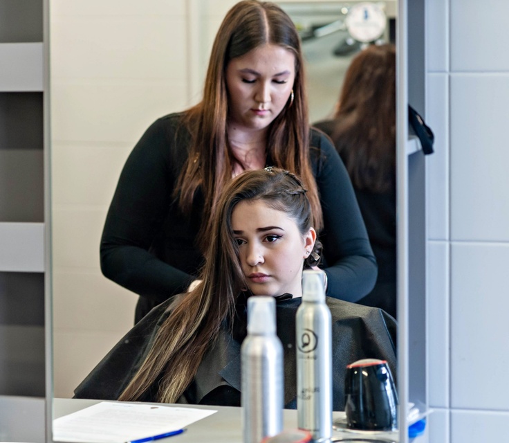 Naprawić samochód i uczesać modelkę zdjęcie nr 345135