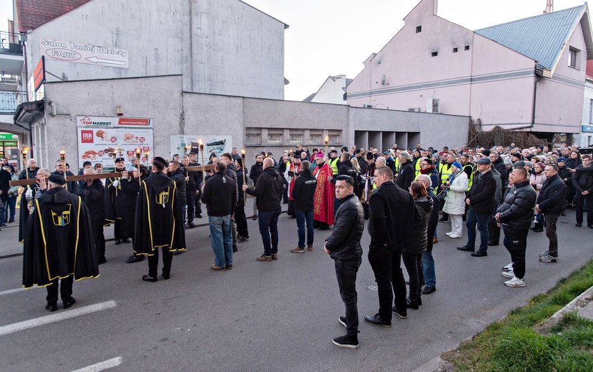 Wierni przeszli przez miasto zdjęcie nr 345690