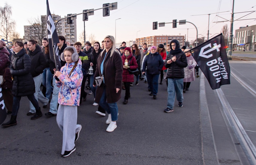 Wierni przeszli przez miasto zdjęcie nr 345709