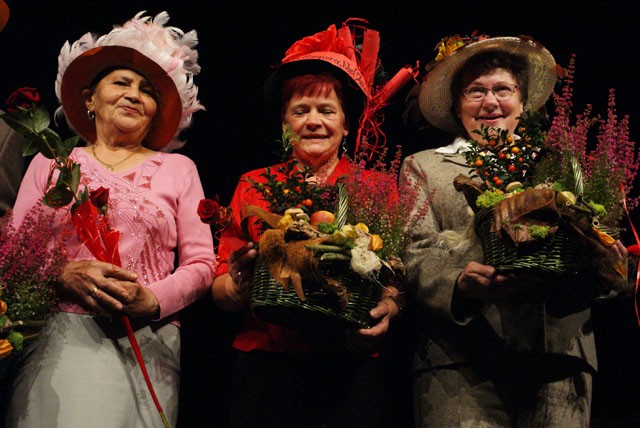 Miejsce czwarte przypadło pani Helenie i jej kapeluszowi ozdobionemu piórami (z lewej), miejsce trzecie zdobył