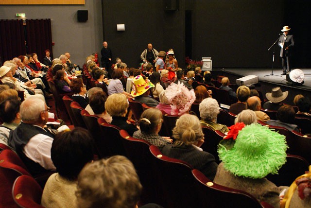 Kolorowy zawrót głowy. Urokowi kapeluszy nie oparł się nawet Mirosław Siedler, dyrektor teatru, prezentując przy